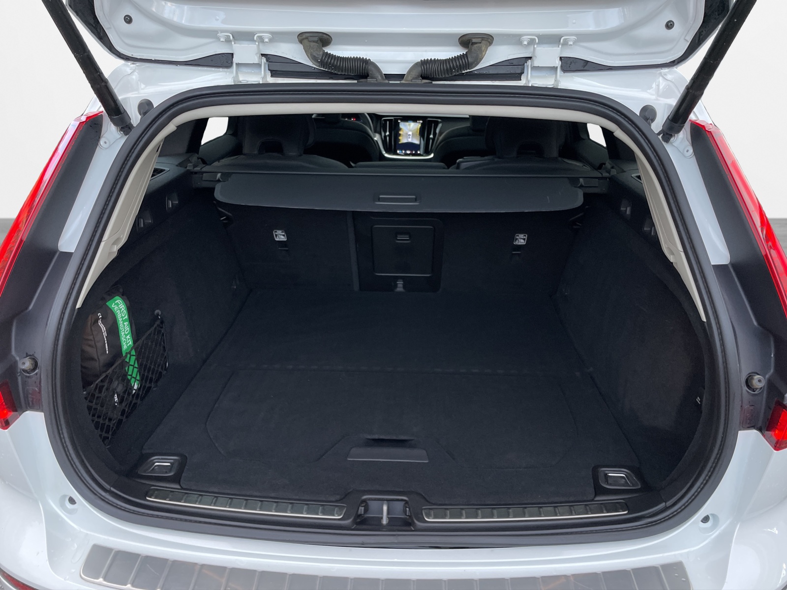 VOLVO V60 2.0 T6 TE Ultimate Dark eAWD-image-14