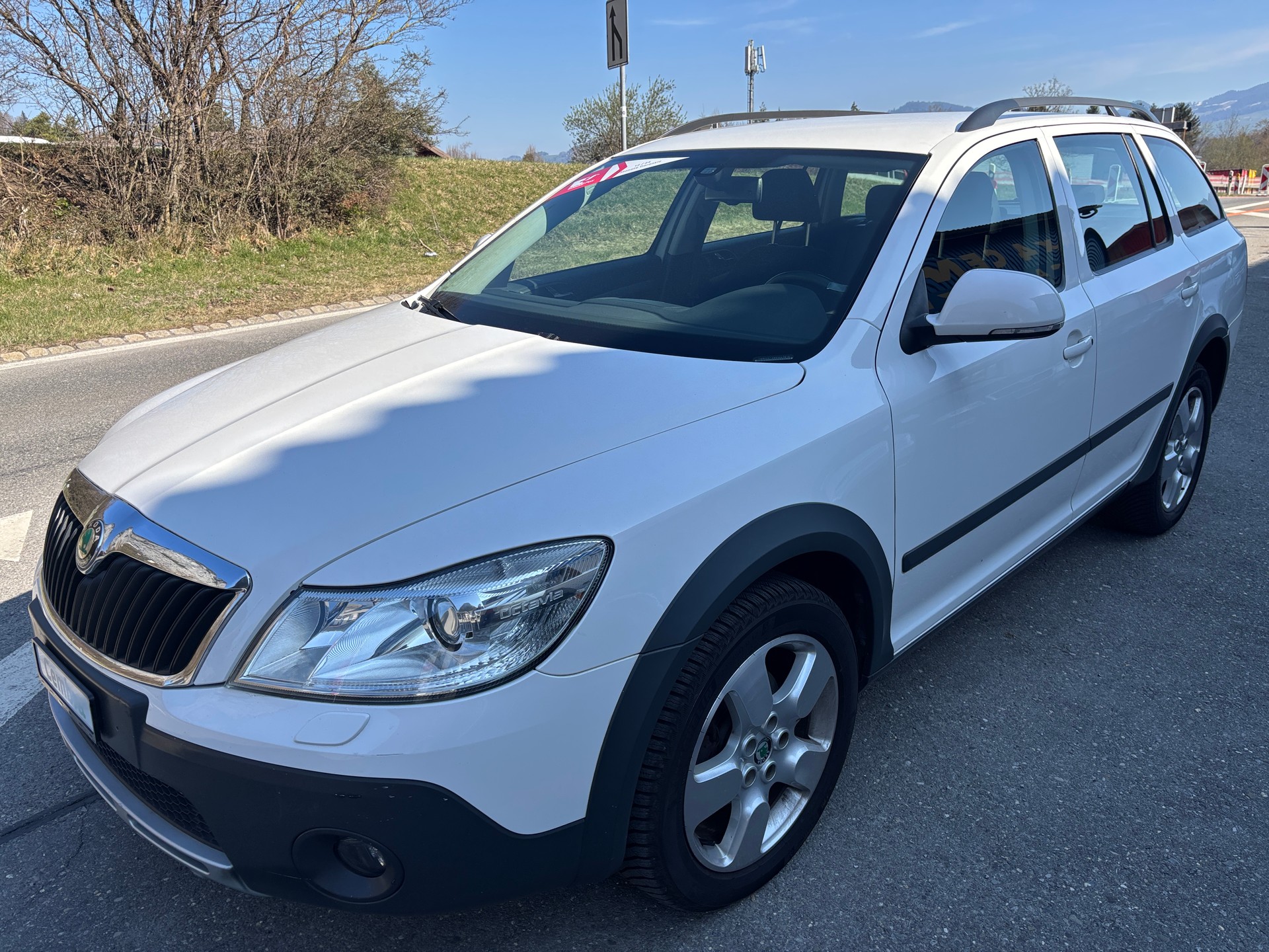 SKODA Octavia Combi 2.0 TDI Scout 4x4 DSG-image-1