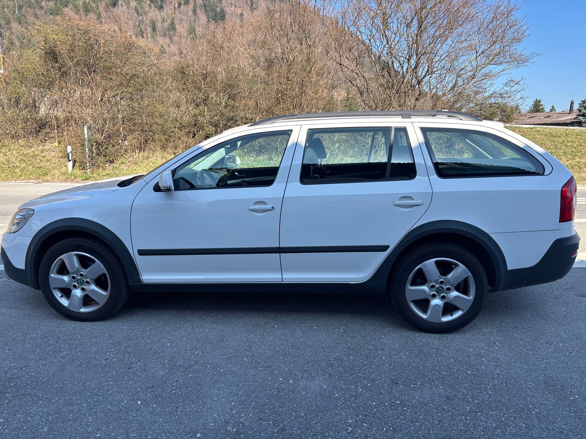 SKODA Octavia Combi 2.0 TDI Scout 4x4 DSG-image-2