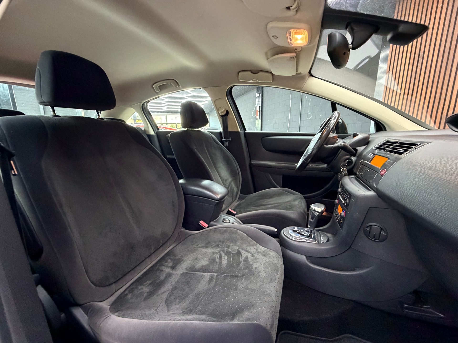 CITROEN C4 Berline 2.0i 16V Exclusive Automatic-image-12
