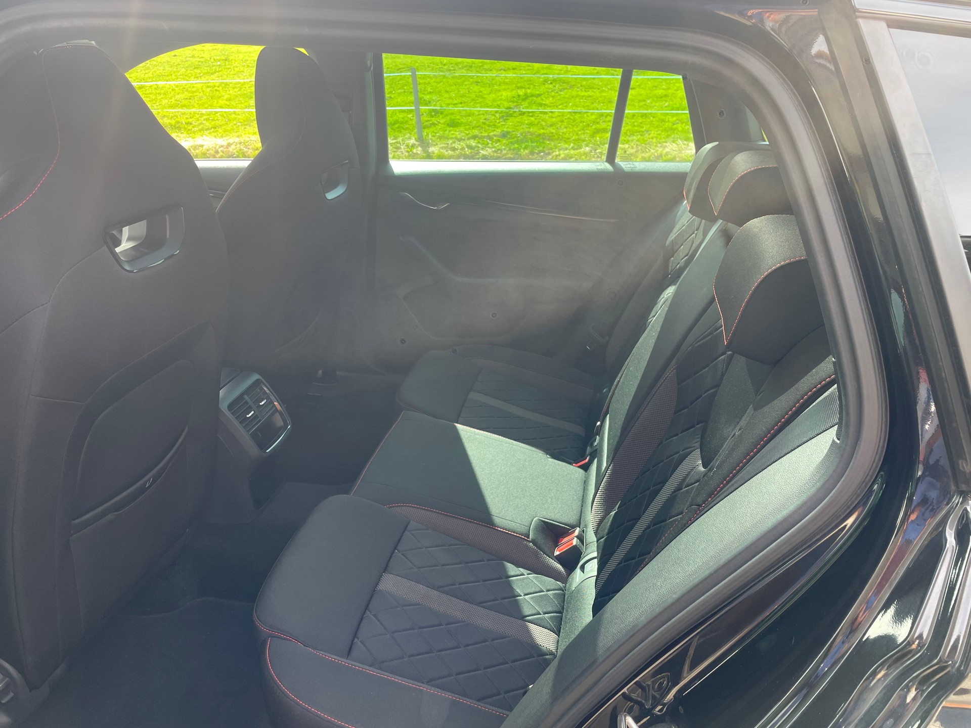 SKODA Octavia Combi 2.0 TDI DSG RS 4x4-image-3