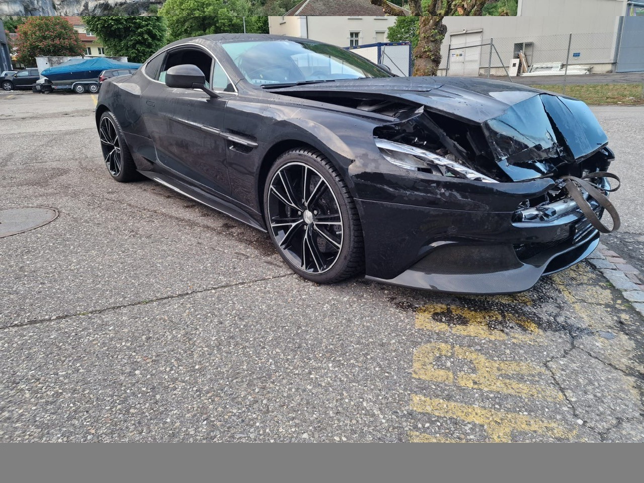 ASTON MARTIN V12 Vanquish-image-8