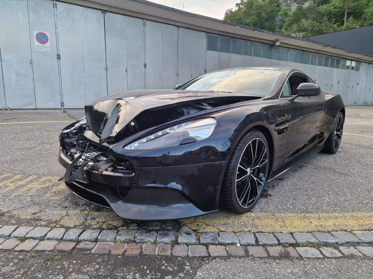 ASTON MARTIN V12 Vanquish