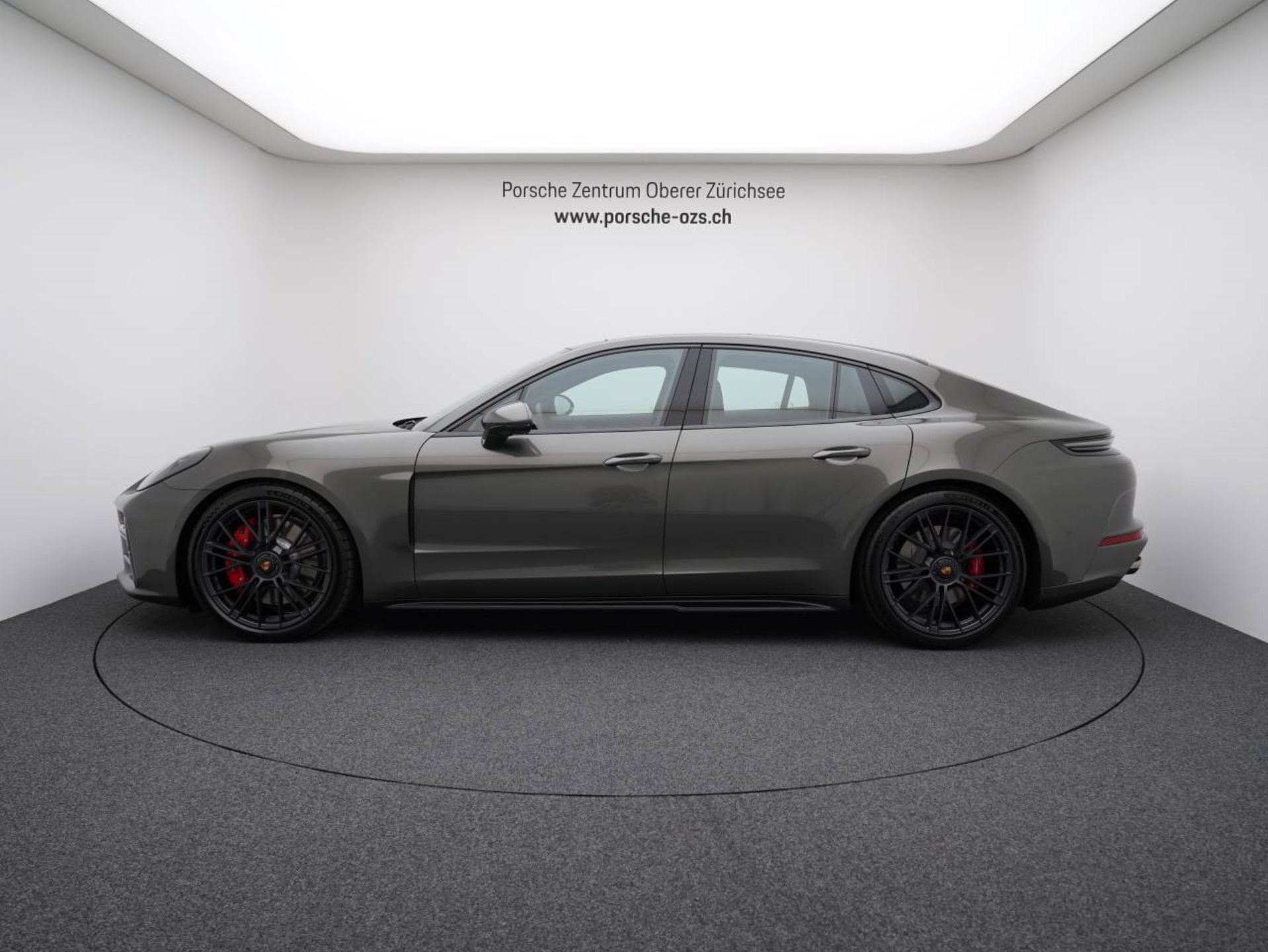 PORSCHE Panamera GTS-showroom-element-1
