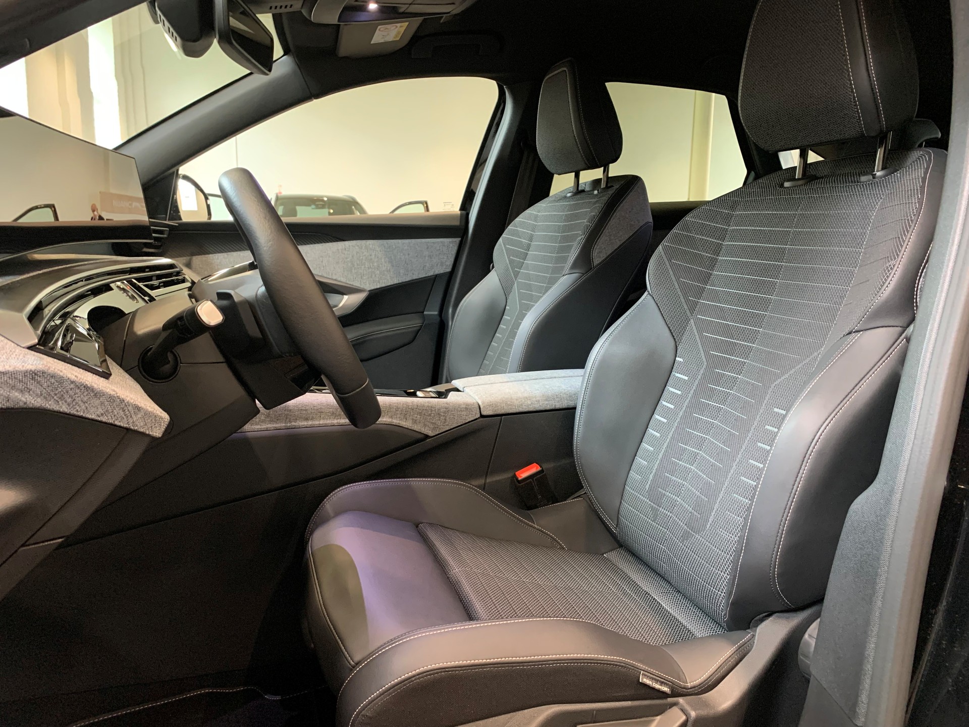 PEUGEOT 3008 145 e-DSC6 Hybrid Allure-image-8