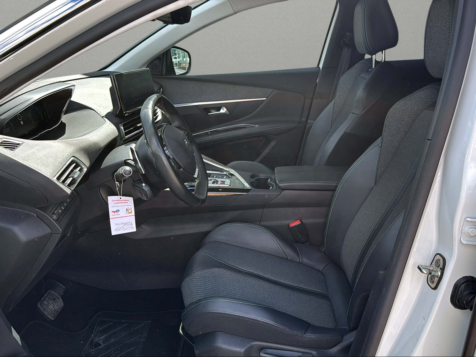 PEUGEOT 3008 225e Hybrid2 Allure Pack EAT8-showroom-element-3