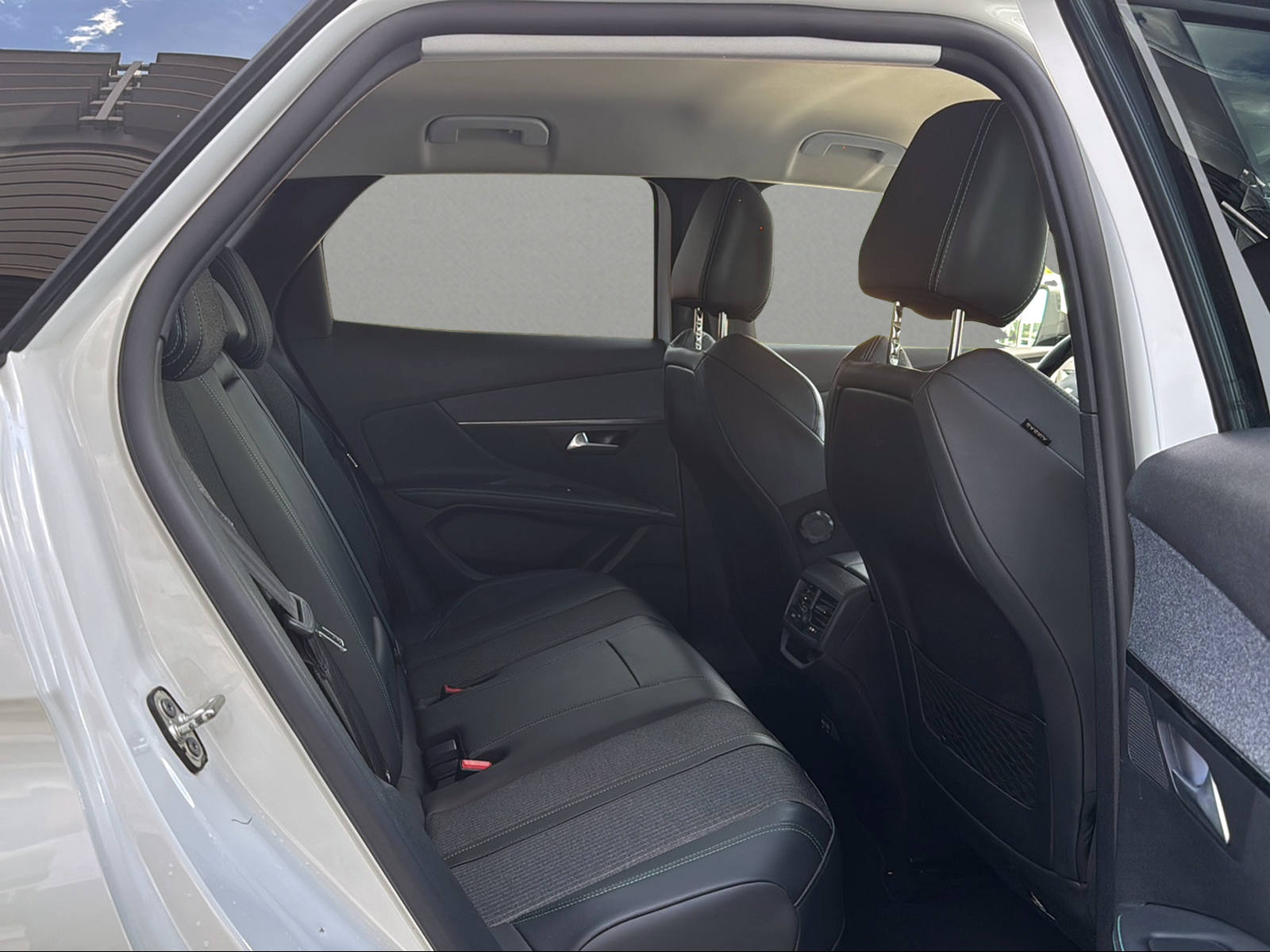 PEUGEOT 3008 225e Hybrid2 Allure Pack EAT8-image-13