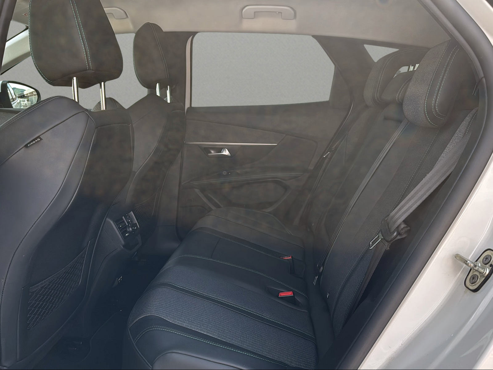 PEUGEOT 3008 225e Hybrid2 Allure Pack EAT8-image-7