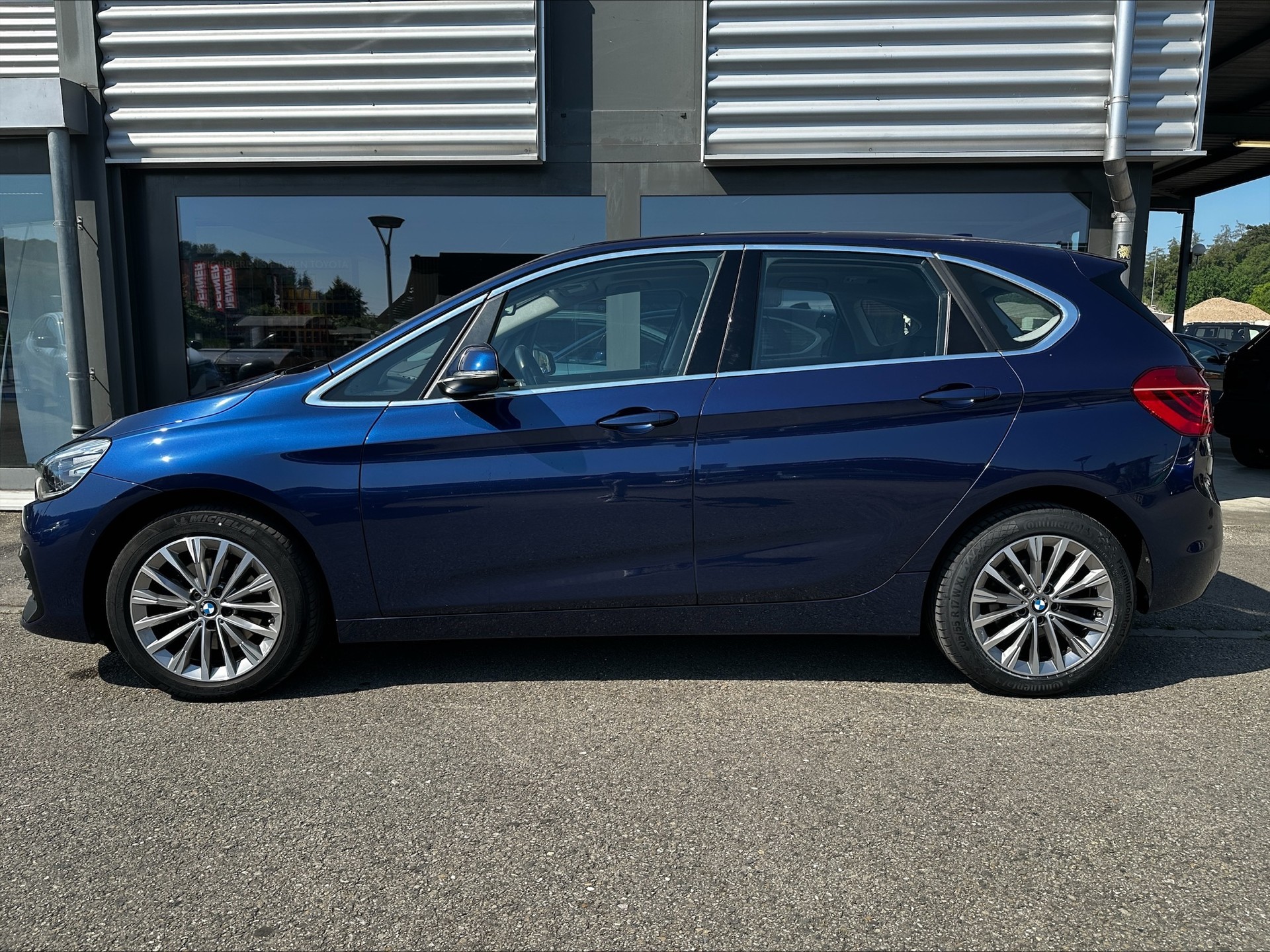 BMW 220d xDrive Active Tourer Steptronic Luxury Line-showroom-element-1