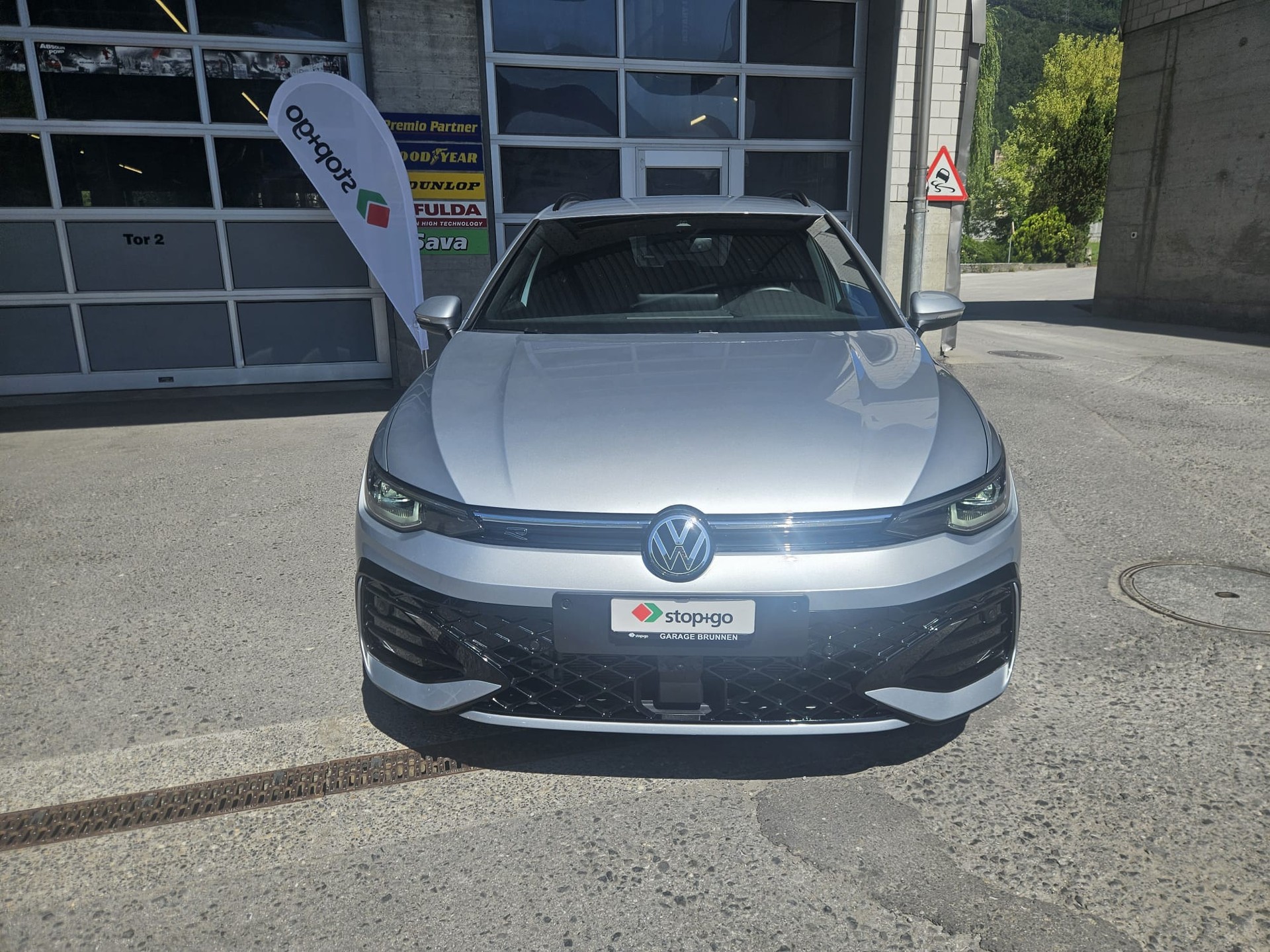 VW Golf Variant 2.0 TSI R-Line DSG 4 Motion-image-2