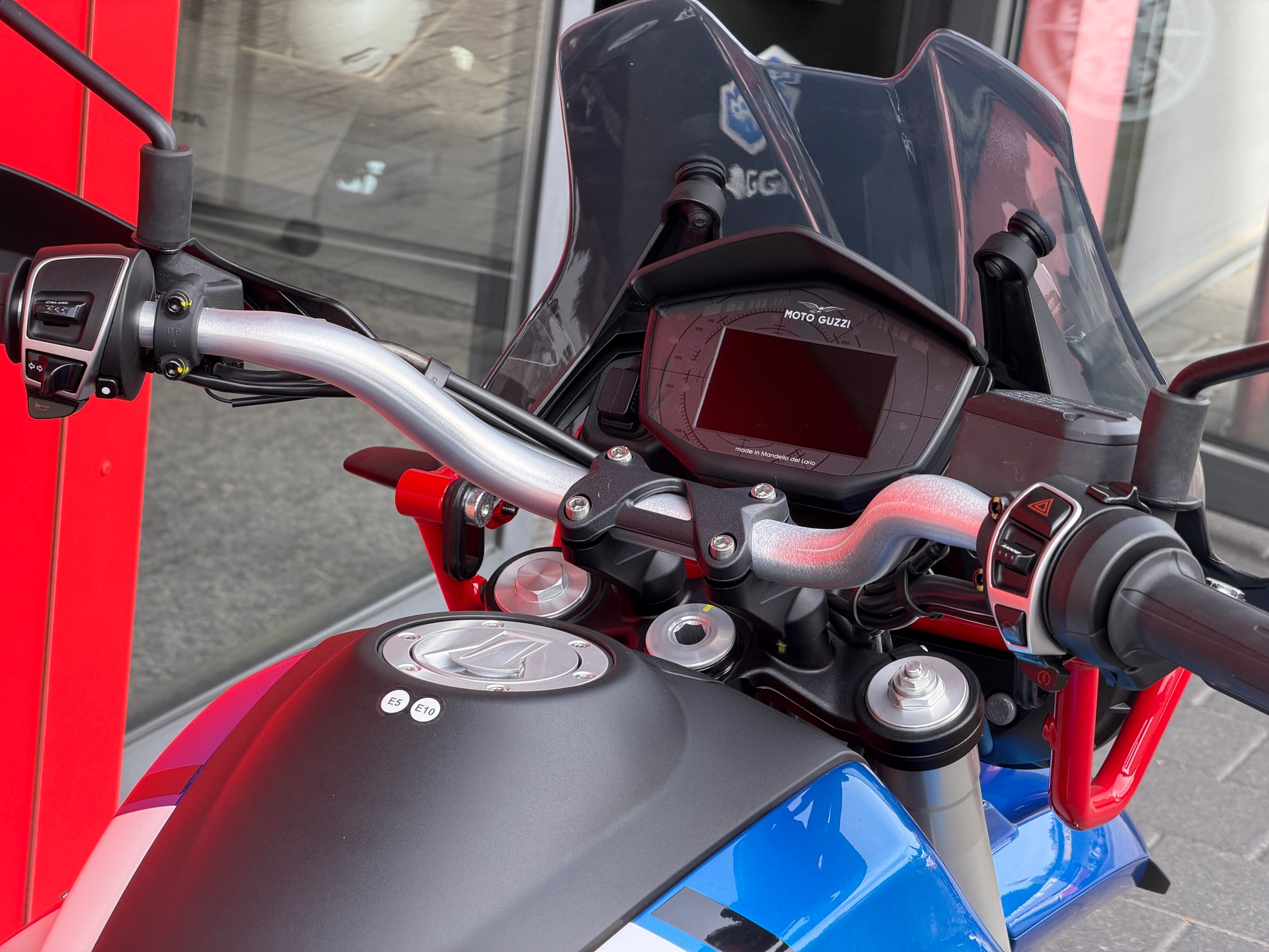 MOTO GUZZI V85 TT Premium Graphics 2-Tone-image-6
