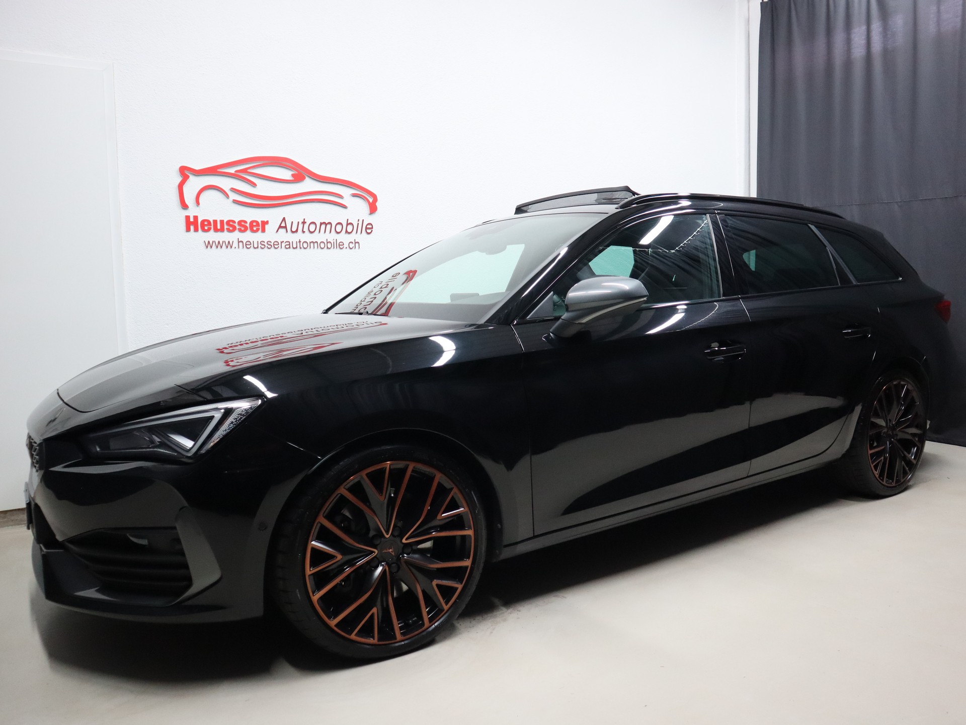 CUPRA LEON ST 2.0 TSI VZ DSG 4Drive - Panorama - Navi - Leder - Sportsitze - Kamera - 310 PS-showroom-element-1