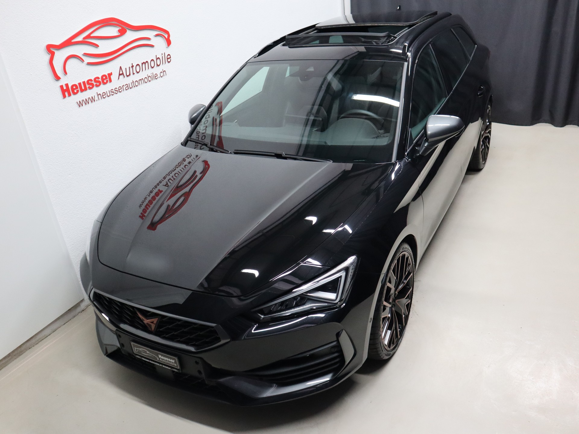 CUPRA LEON ST 2.0 TSI VZ DSG 4Drive - Panorama - Navi - Leder - Sportsitze - Kamera - 310 PS-showroom-element-2