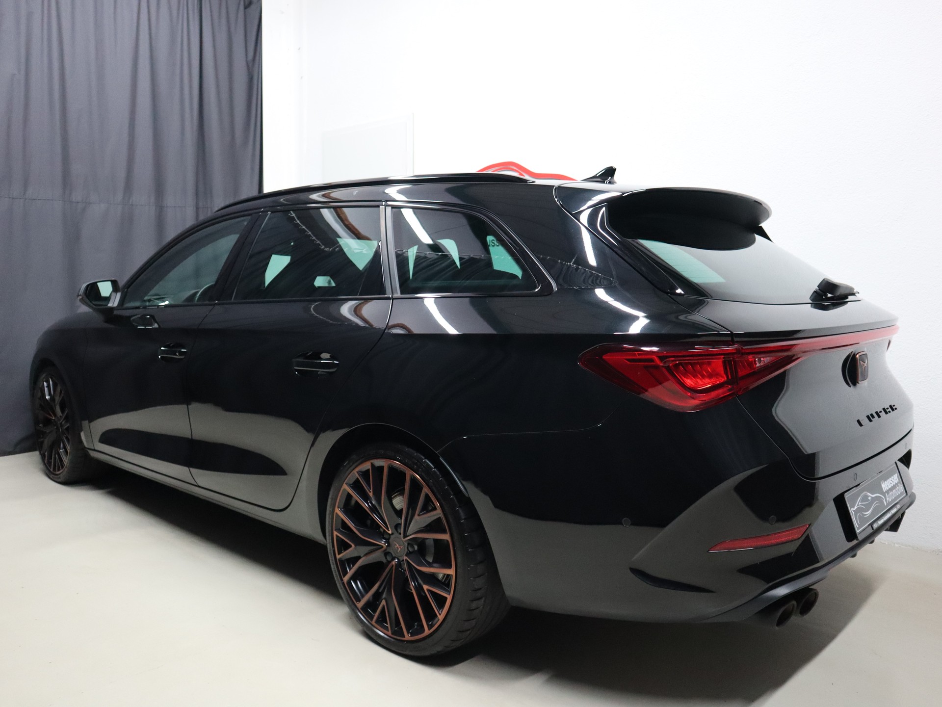 CUPRA LEON ST 2.0 TSI VZ DSG 4Drive - Panorama - Navi - Leder - Sportsitze - Kamera - 310 PS-showroom-element-3