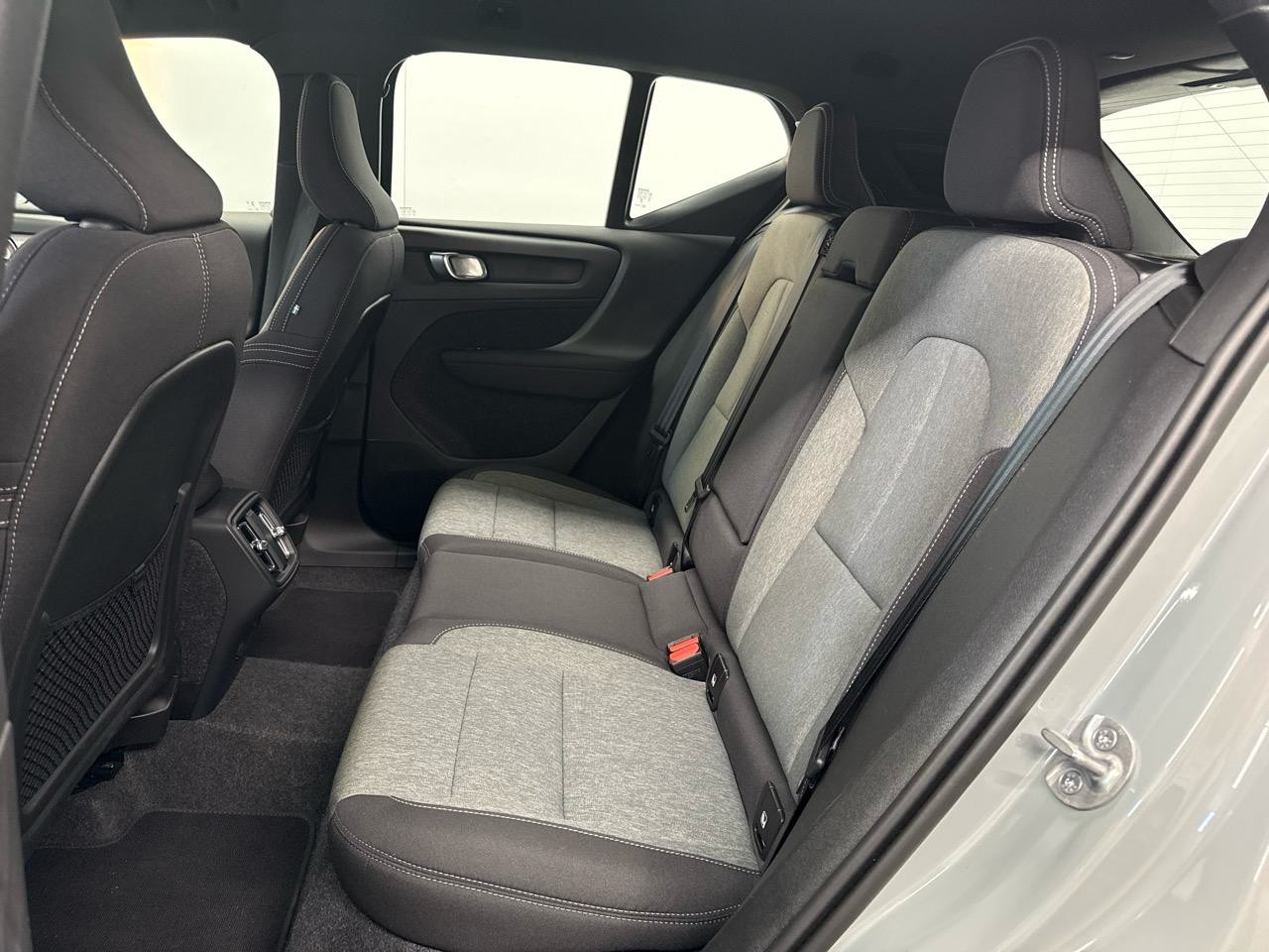 VOLVO XC40 B3 Benzin Mild Hybrid Plus Dark DCT-image-11