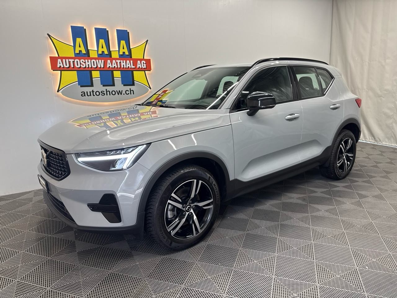 VOLVO XC40 B3 Benzin Mild Hybrid Plus Dark DCT