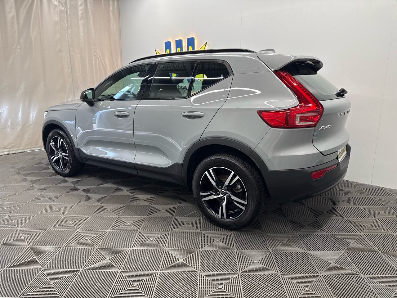 VOLVO XC40 B3 Benzin Mild Hybrid Plus Dark DCT-showroom-element-1