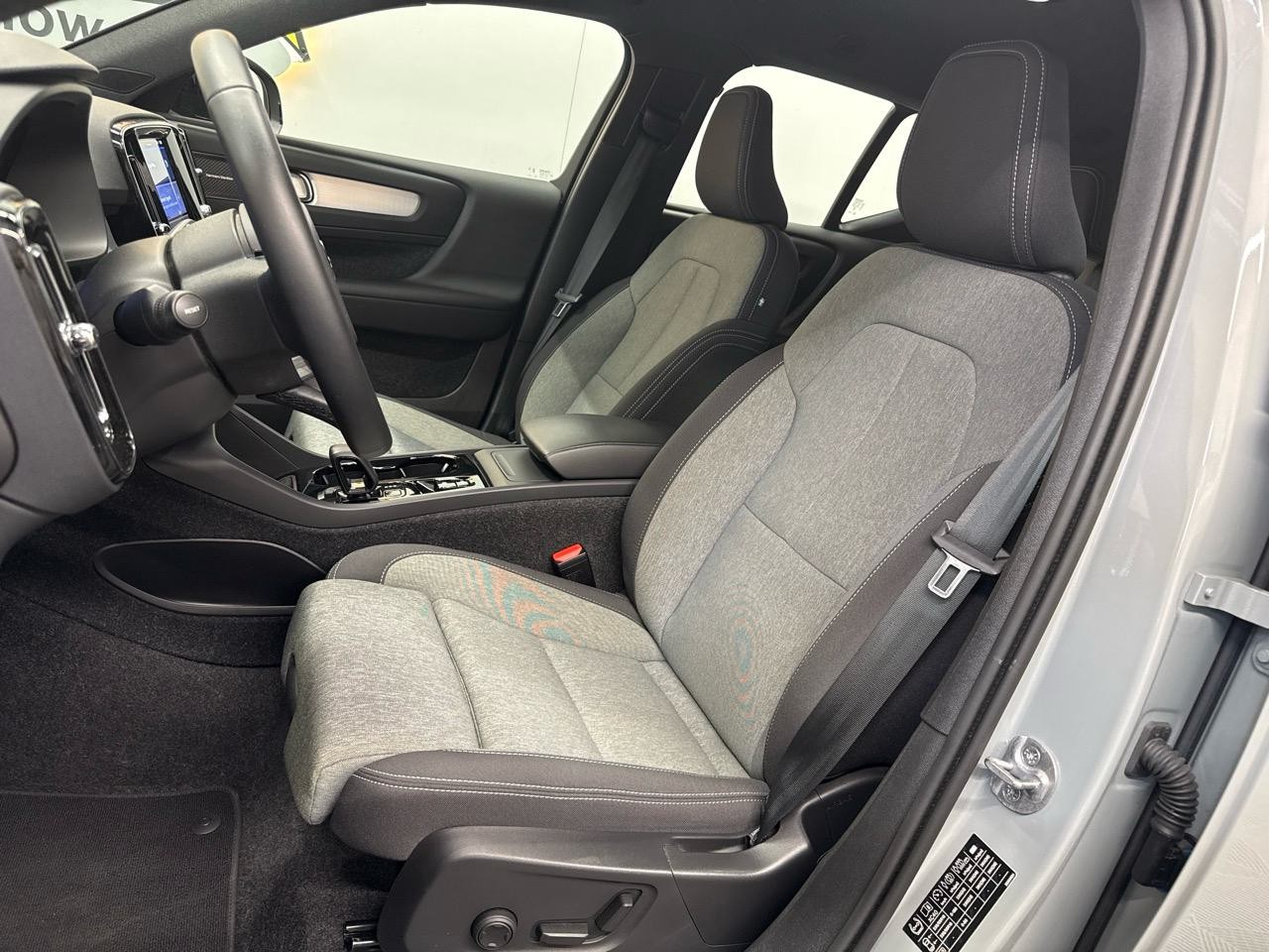 VOLVO XC40 B3 Benzin Mild Hybrid Plus Dark DCT-showroom-element-3