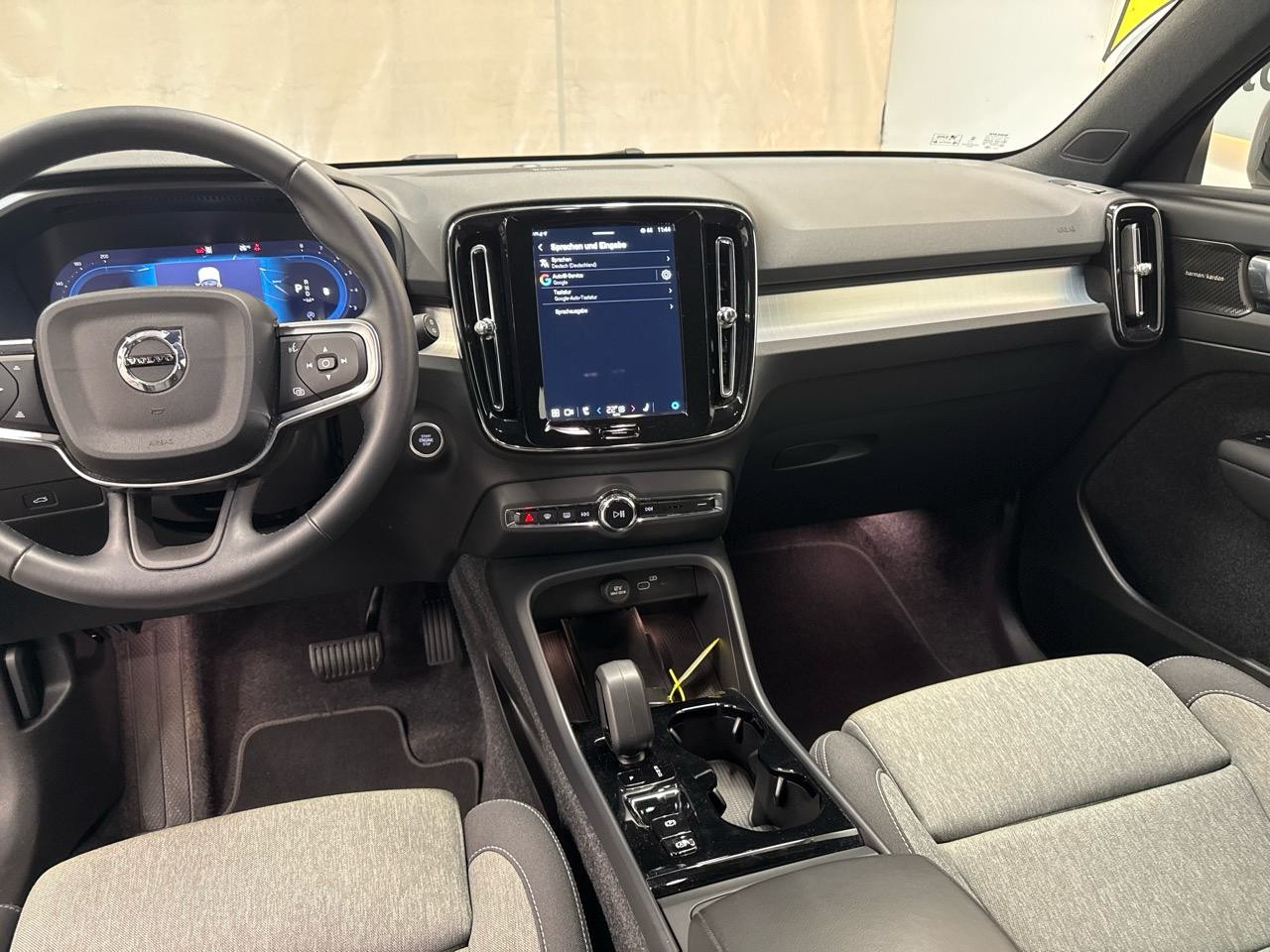 VOLVO XC40 B3 Benzin Mild Hybrid Plus Dark DCT-image-6