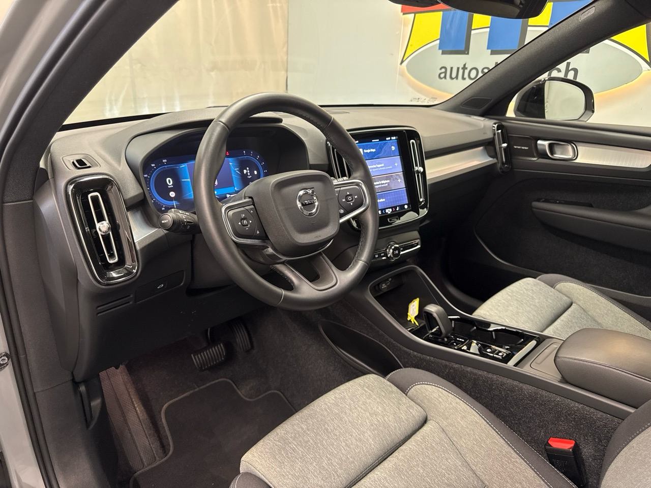 VOLVO XC40 B3 Benzin Mild Hybrid Plus Dark DCT-showroom-element-2