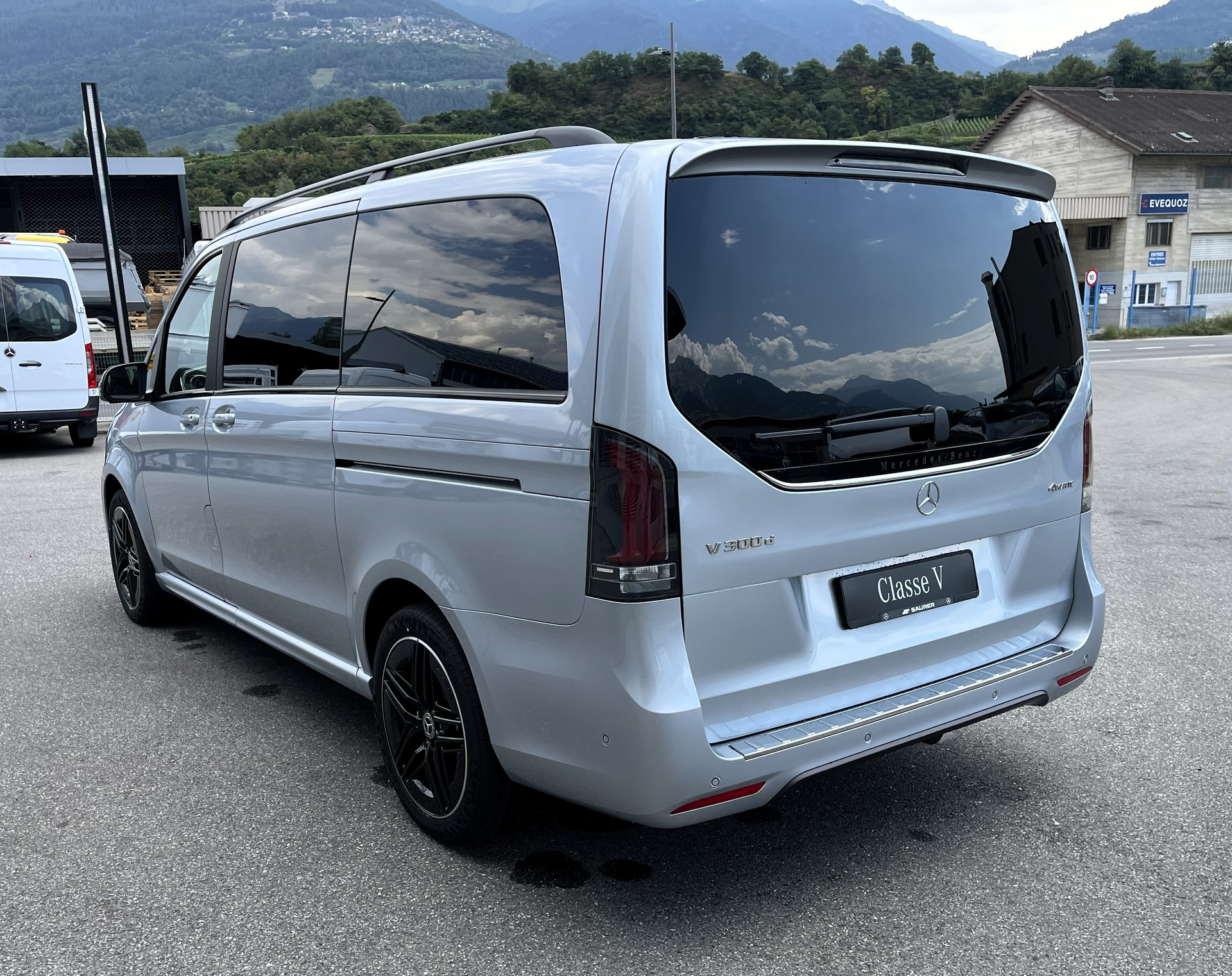 MERCEDES-BENZ V 300 d lang 4Matic Swiss Edition 9G-Tronic-showroom-element-3