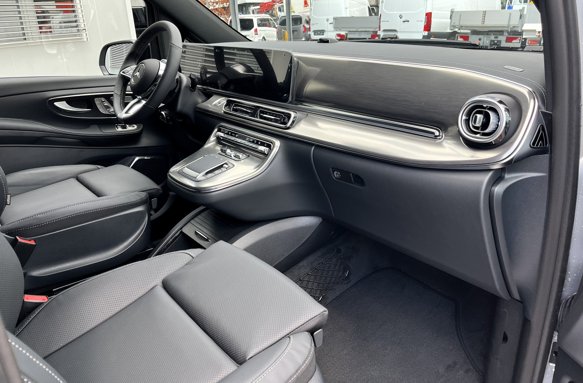 MERCEDES-BENZ V 300 d lang 4Matic Swiss Edition 9G-Tronic-image-9