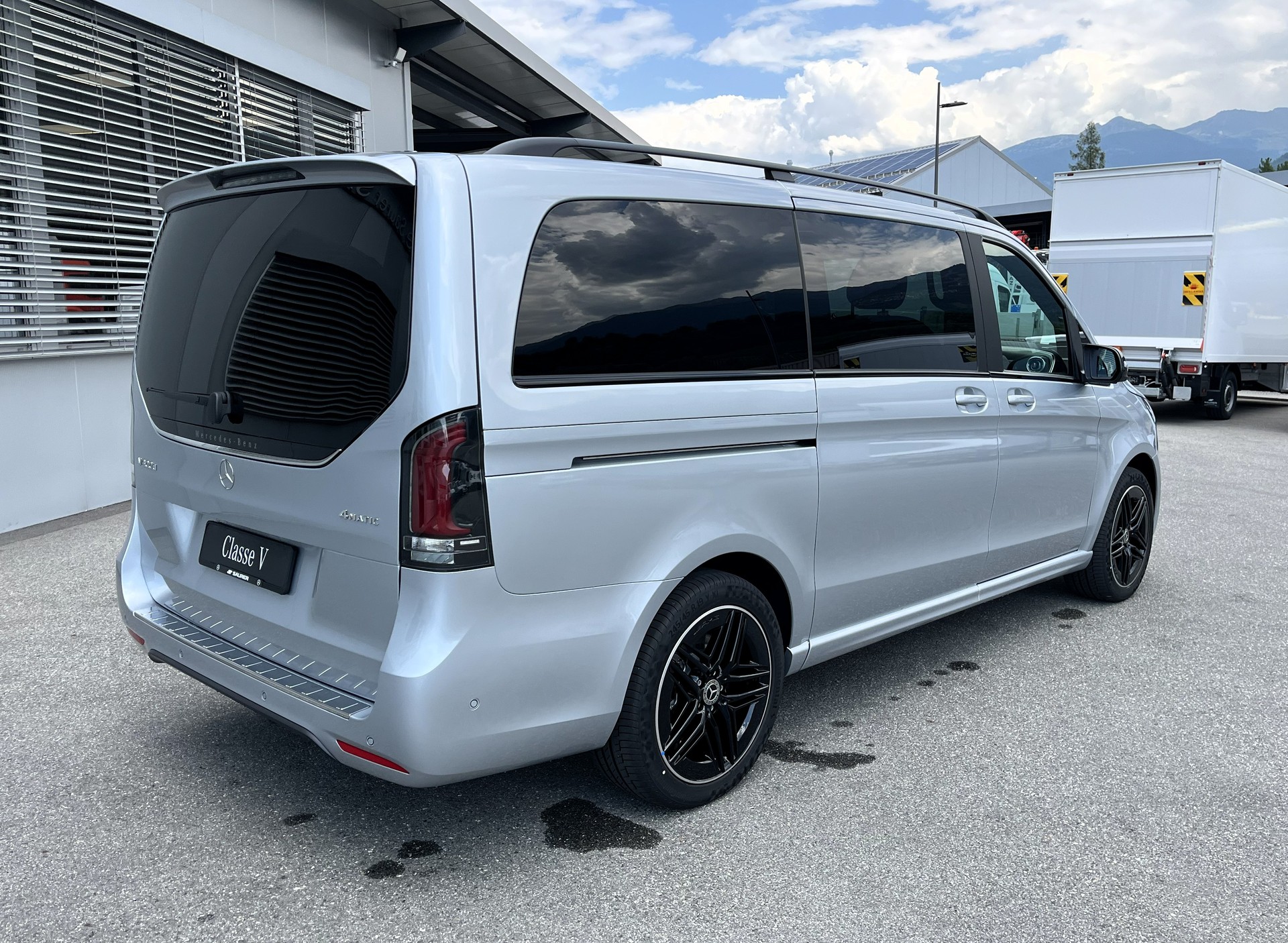 MERCEDES-BENZ V 300 d lang 4Matic Swiss Edition 9G-Tronic-showroom-element-2