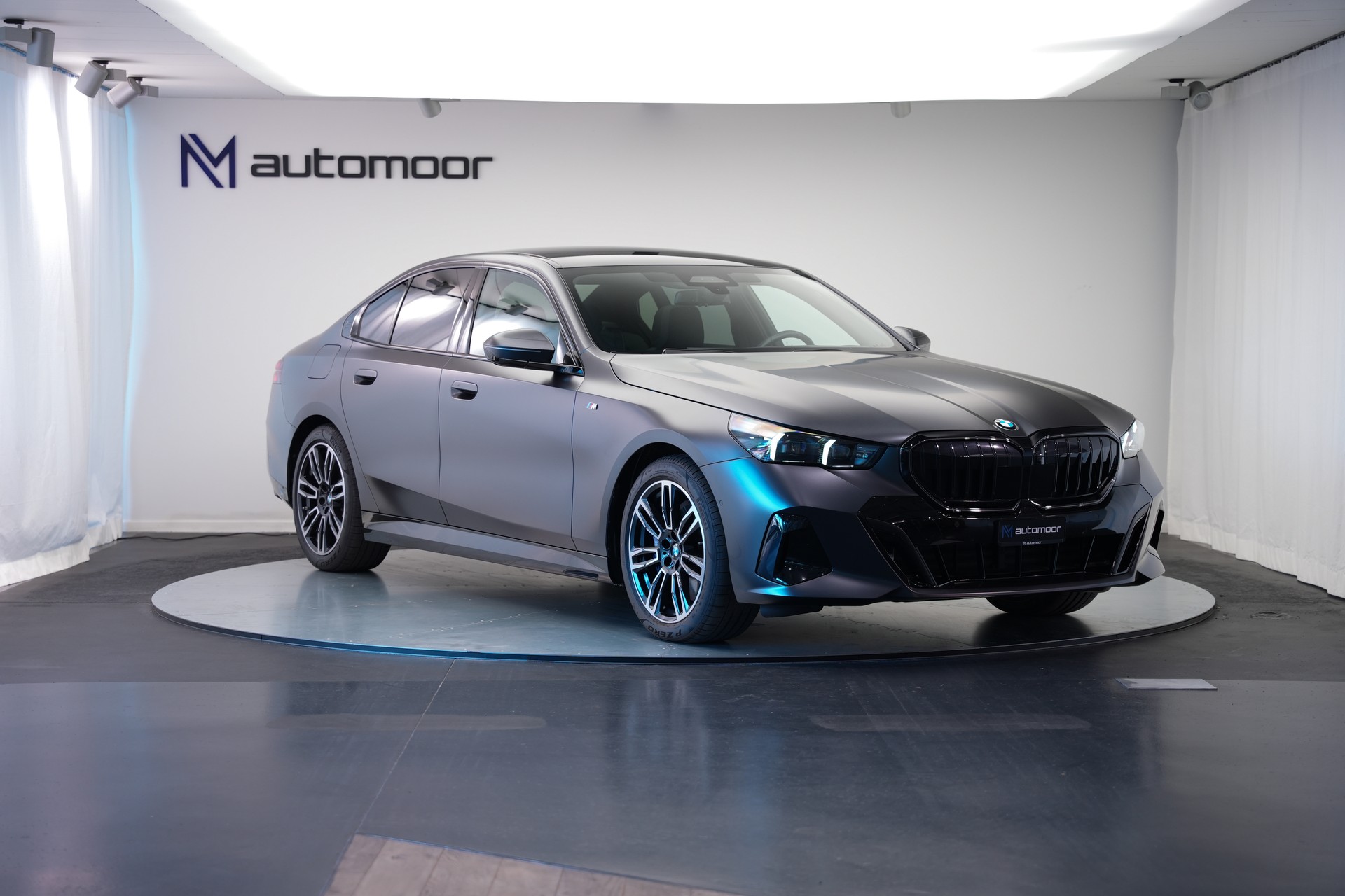 BMW 540d xDrive 48V M Sport Pro Steptronic *Frozen Deep Grey* *Iconic Glow* *Shadow Line* *Carbon*-showroom-element-2