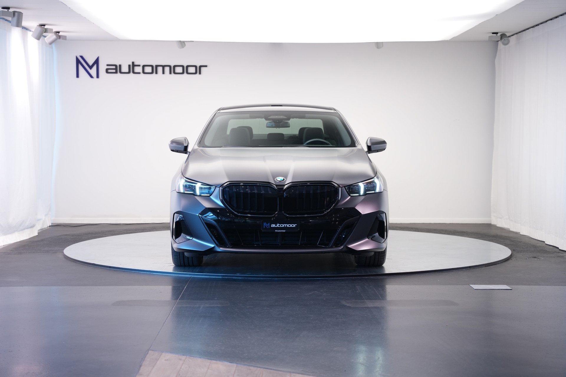 BMW 540d xDrive 48V M Sport Pro Steptronic *Frozen Deep Grey* *Iconic Glow* *Shadow Line* *Carbon*-showroom-element-1