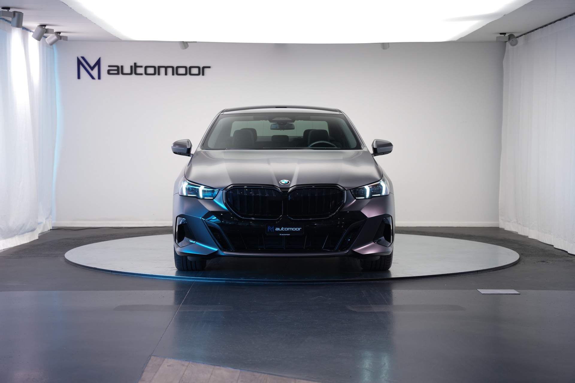 BMW 540d xDrive 48V M Sport Pro Steptronic *Frozen Deep Grey* *Iconic Glow* *Shadow Line* *Carbon*-showroom-element-1