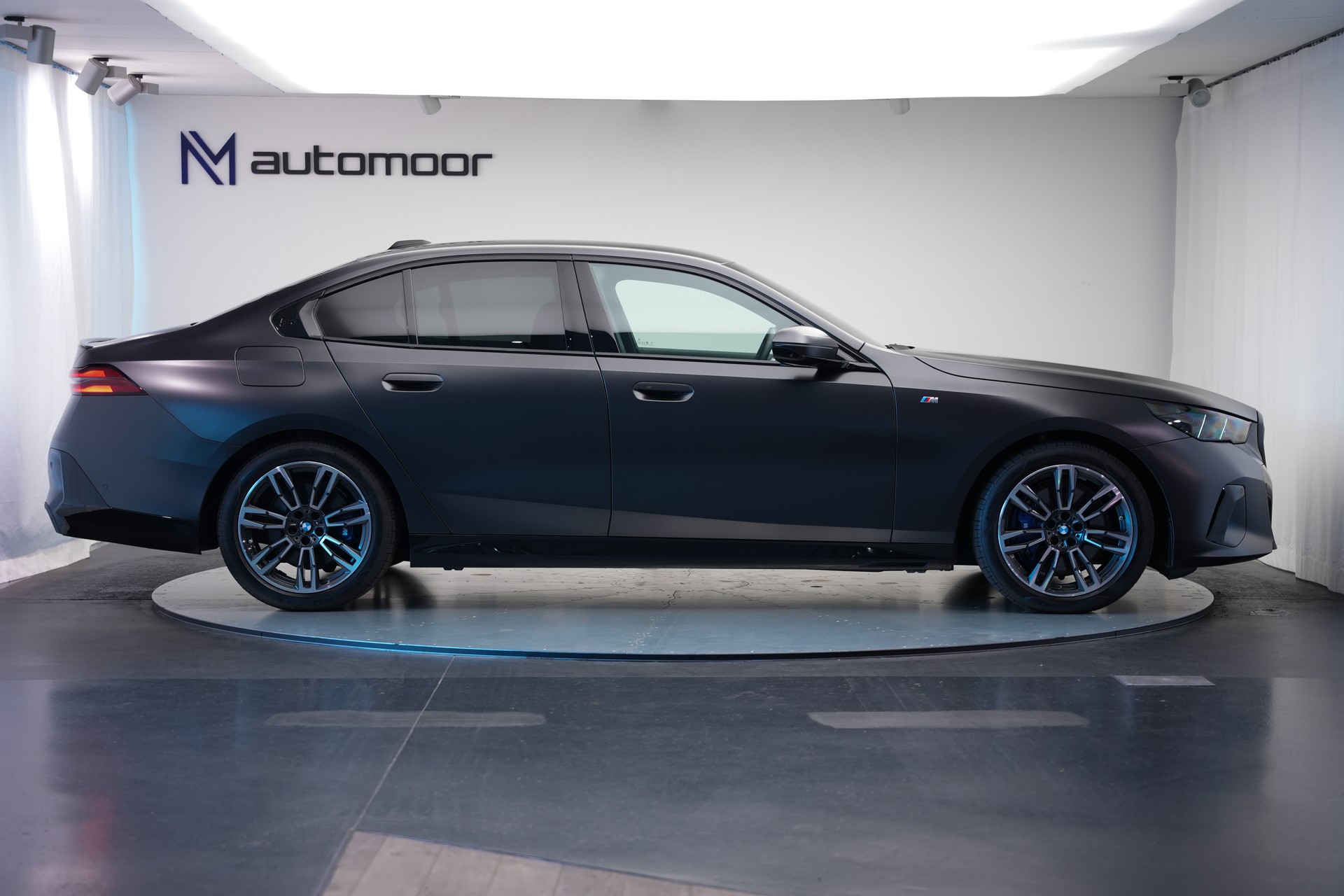 BMW 540d xDrive 48V M Sport Pro Steptronic *Frozen Deep Grey* *Iconic Glow* *Shadow Line* *Carbon*-showroom-element-3