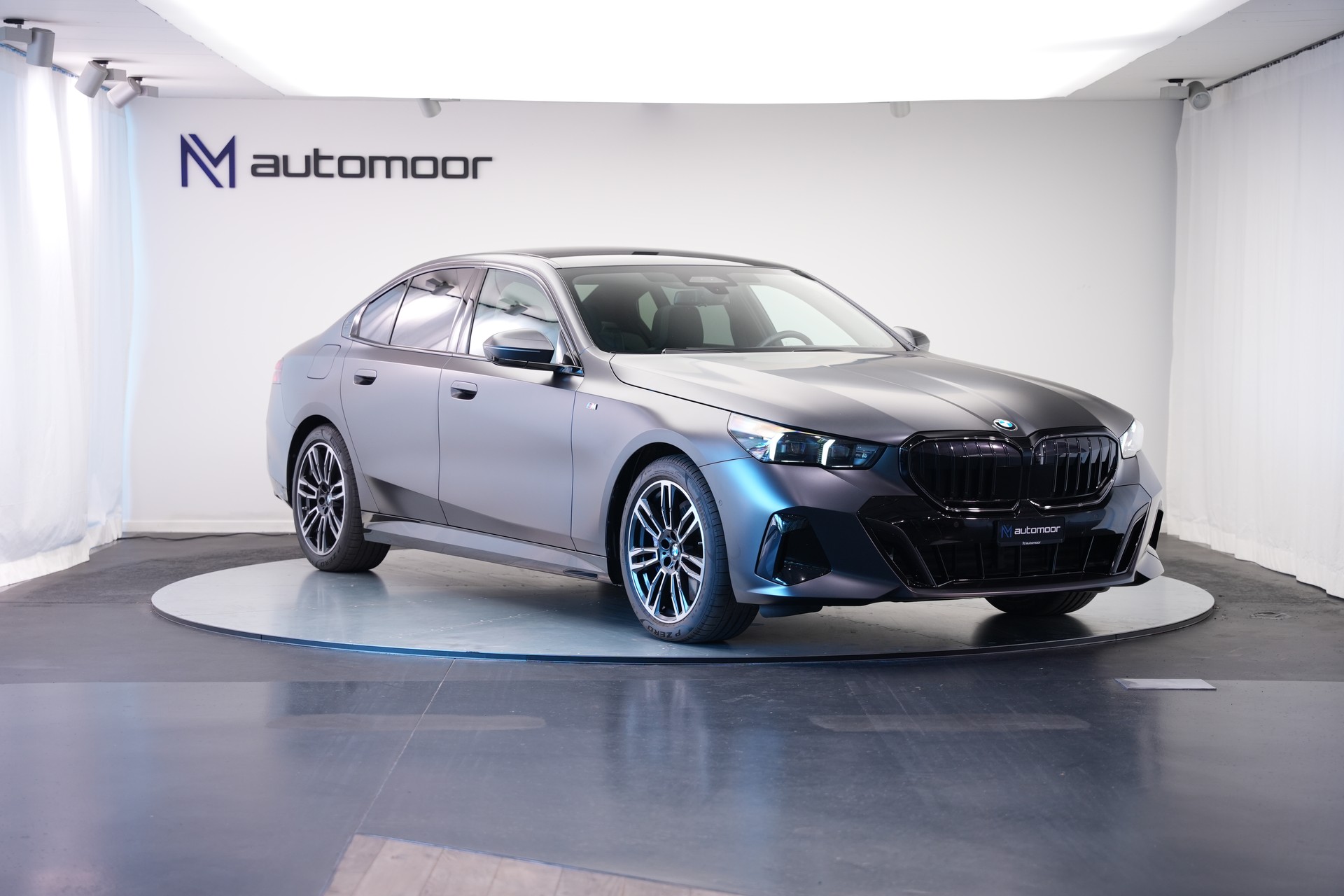 BMW 540d xDrive 48V M Sport Pro Steptronic *Frozen Deep Grey* *Iconic Glow* *Shadow Line* *Carbon*-showroom-element-2