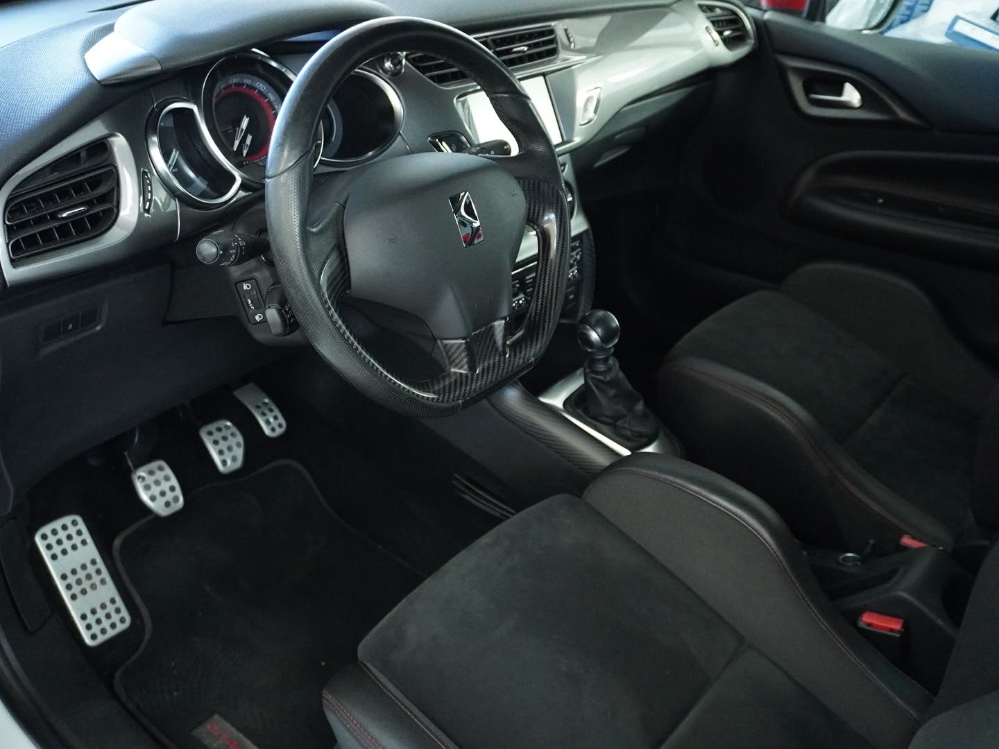 DS AUTOMOBILES DS3 1.6 THP Racing Gold Mat-showroom-element-2