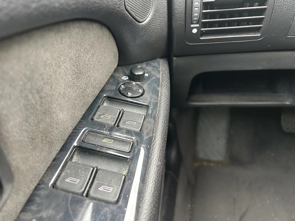 AUDI S8 4.2 quattro-image-25