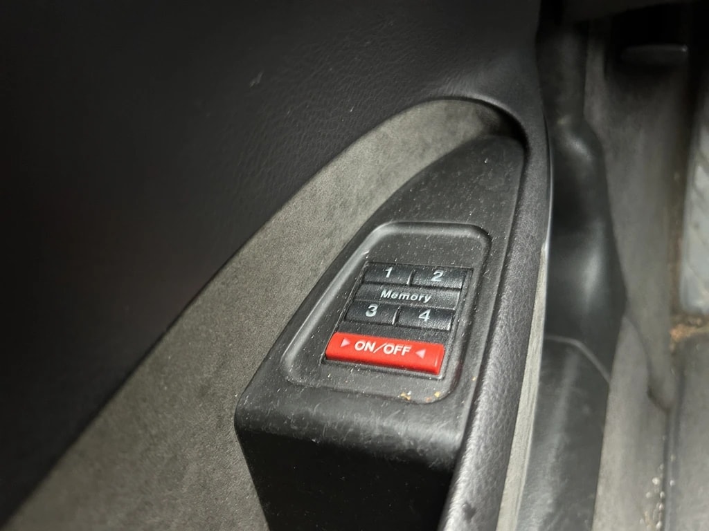 AUDI S8 4.2 quattro-image-22