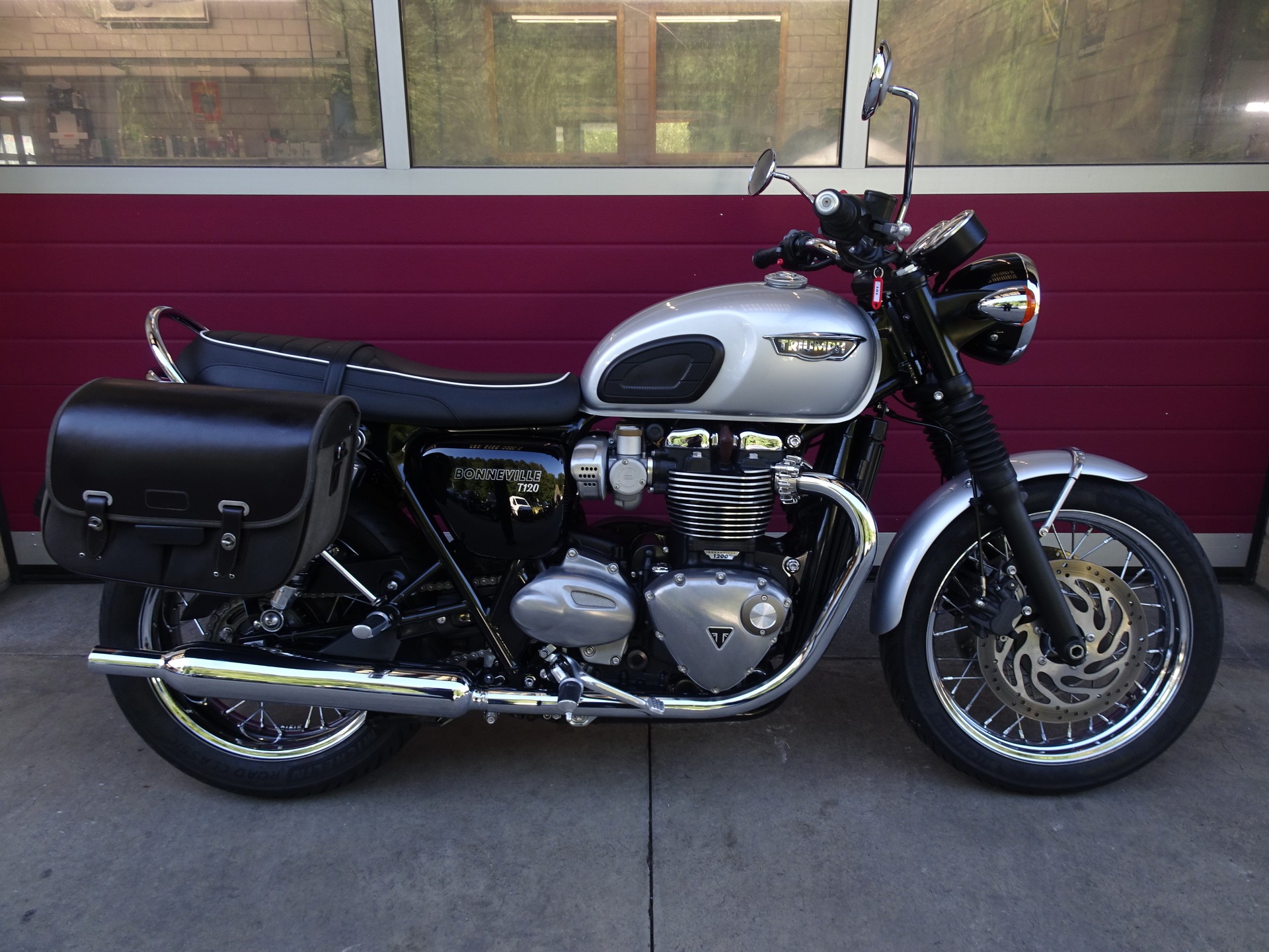 TRIUMPH Bonneville T120 ABS-image-0