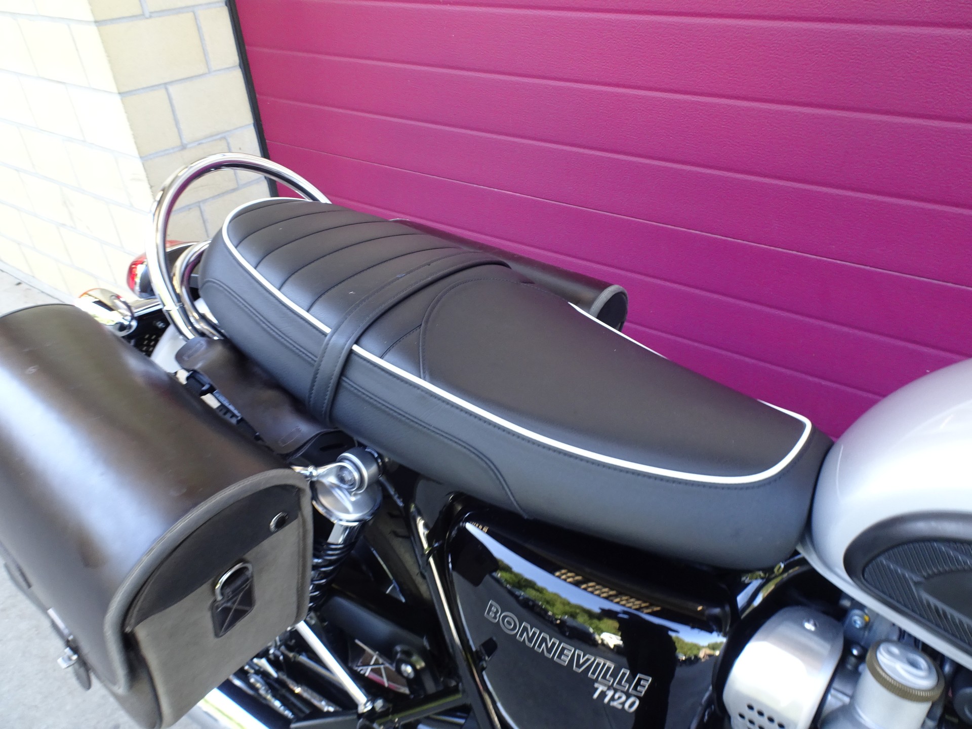 TRIUMPH Bonneville T120 ABS-image-6