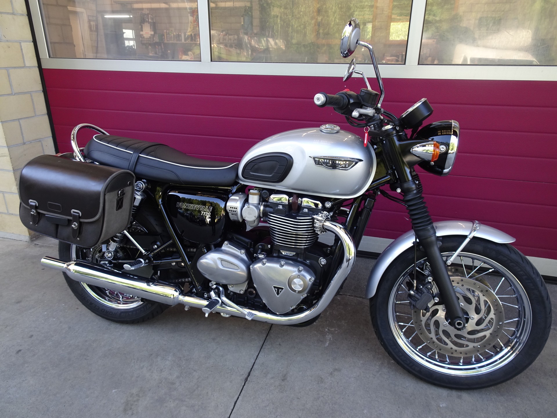 TRIUMPH Bonneville T120 ABS-image-2