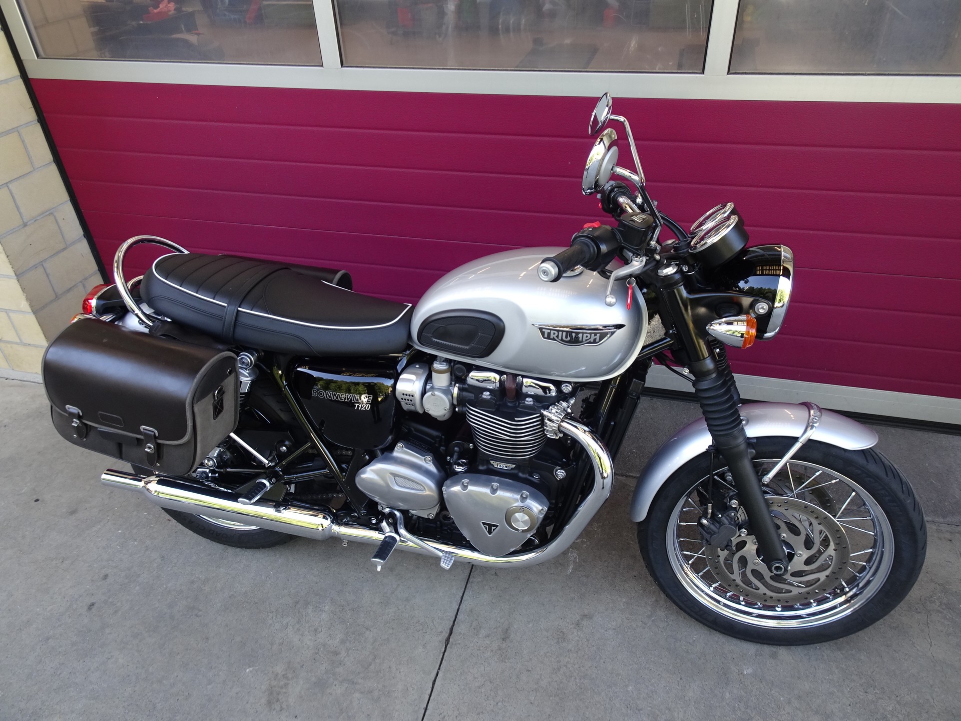 TRIUMPH Bonneville T120 ABS-image-15