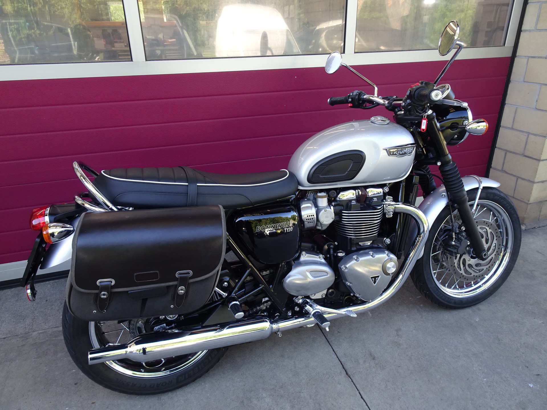TRIUMPH Bonneville T120 ABS-image-3
