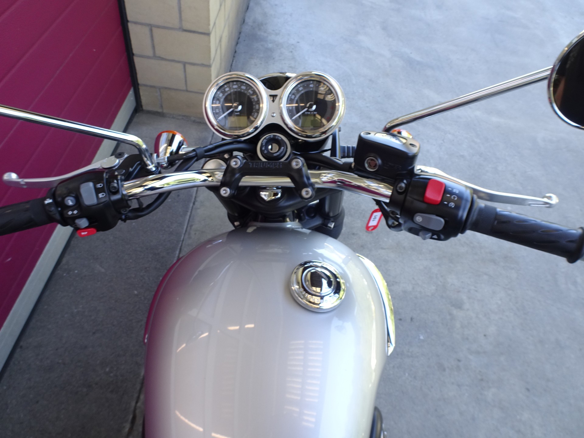 TRIUMPH Bonneville T120 ABS-image-5
