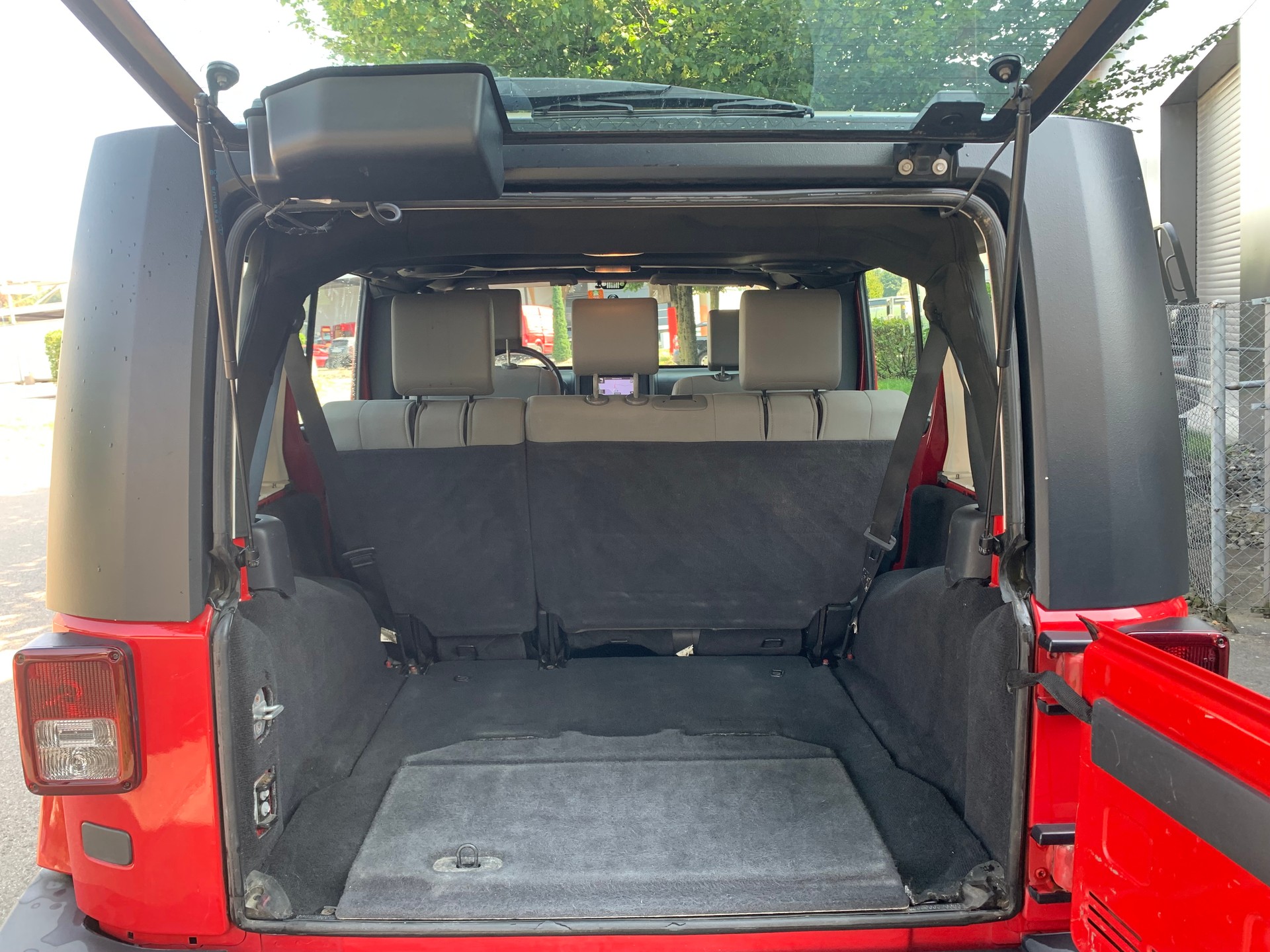 JEEP Wrangler 3.8 Unlimited Sahara Automatic-image-7