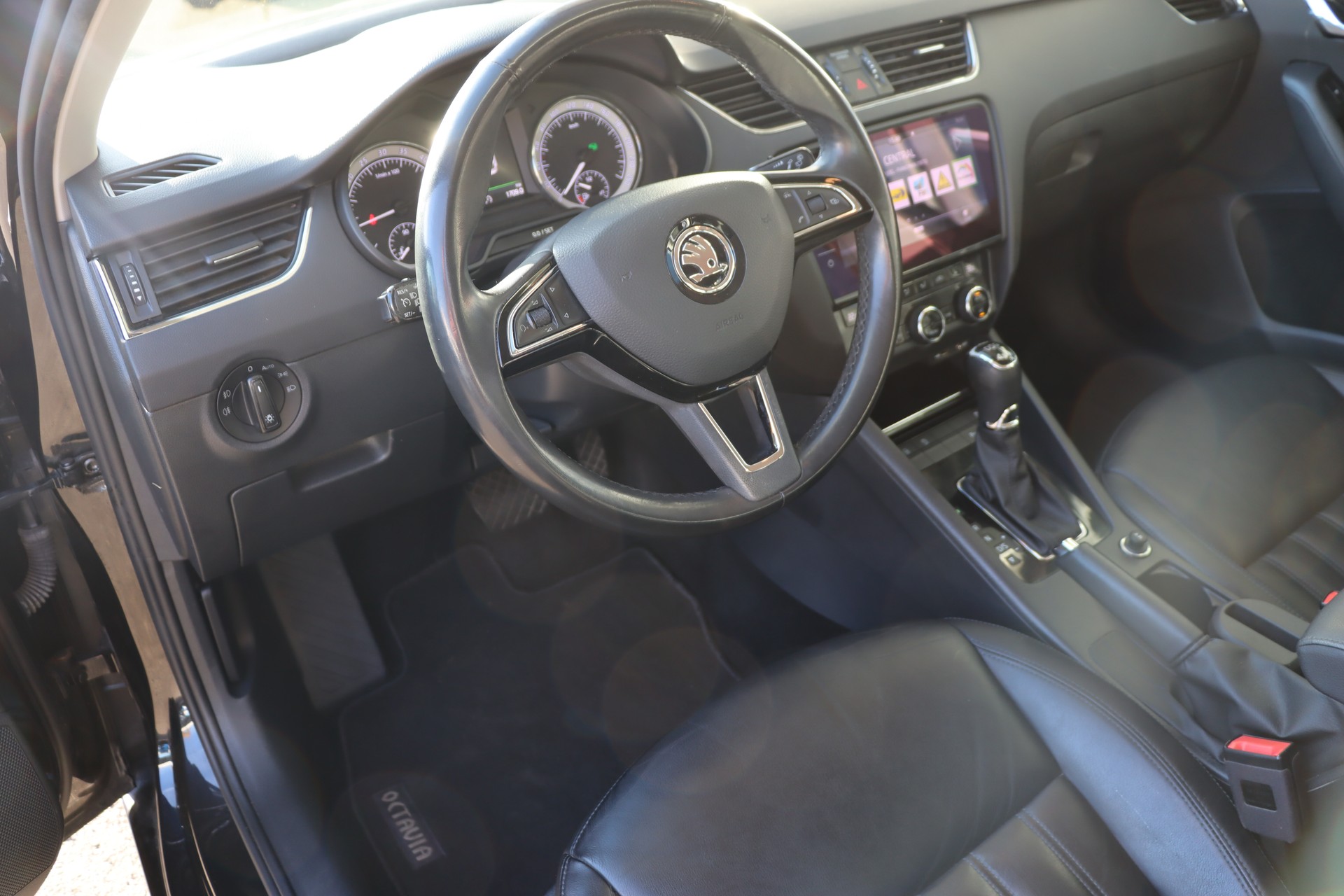 SKODA Octavia Combi 2.0 TDI Style 4x4-image-13