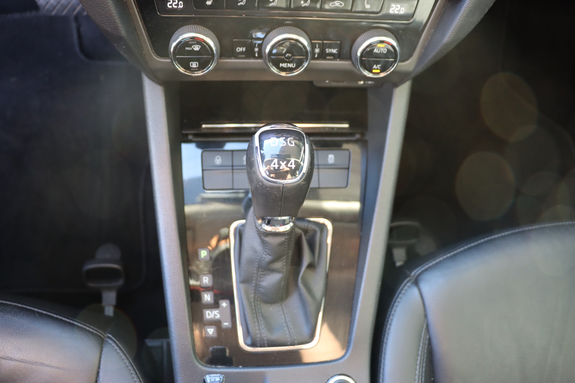 SKODA Octavia Combi 2.0 TDI Style 4x4-image-17
