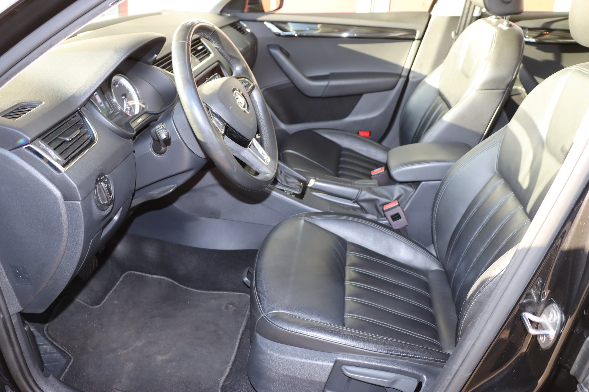 SKODA Octavia Combi 2.0 TDI Style 4x4-image-11