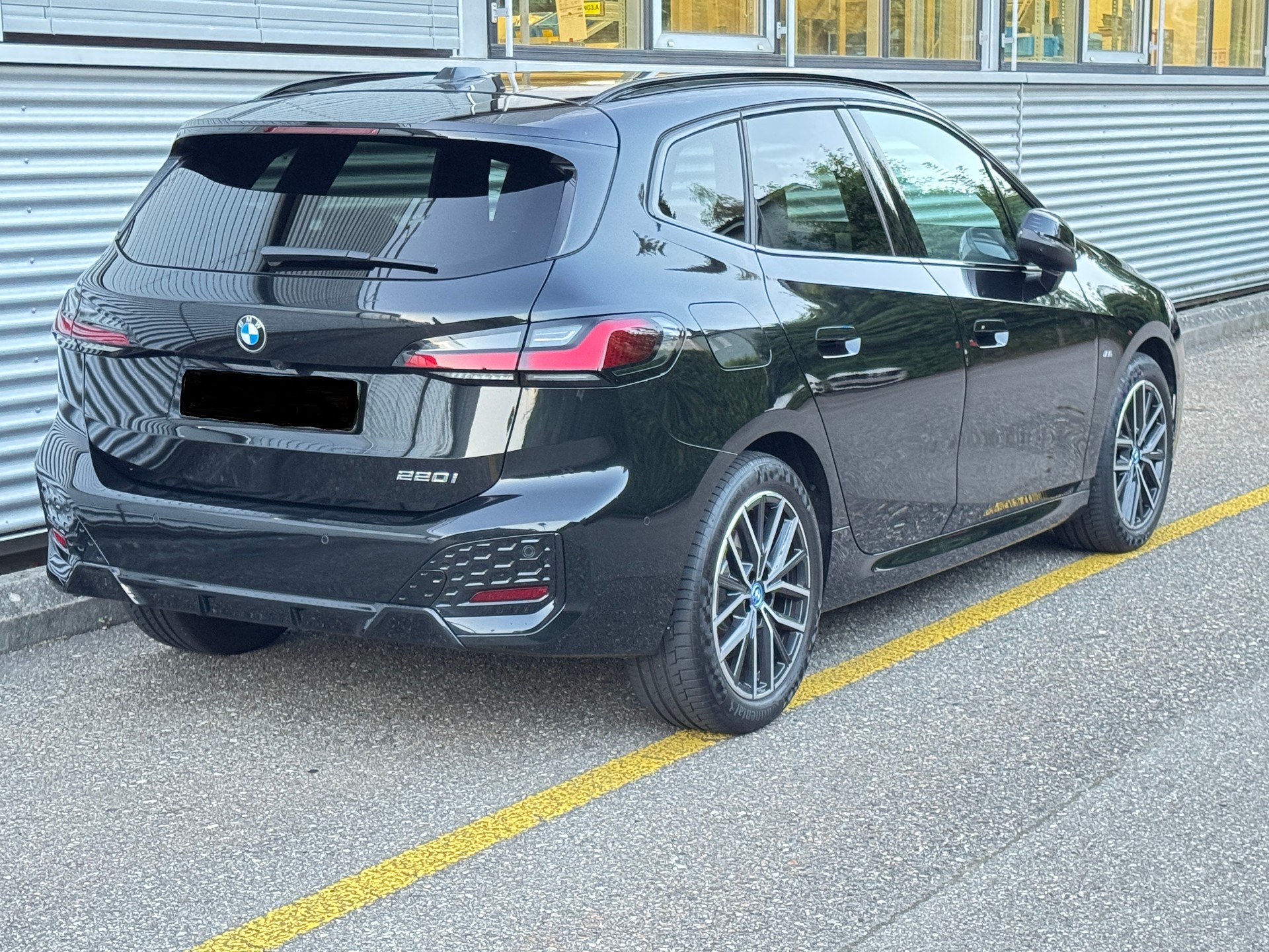 BMW 220i Active Tourer M Sport DKG-image-1