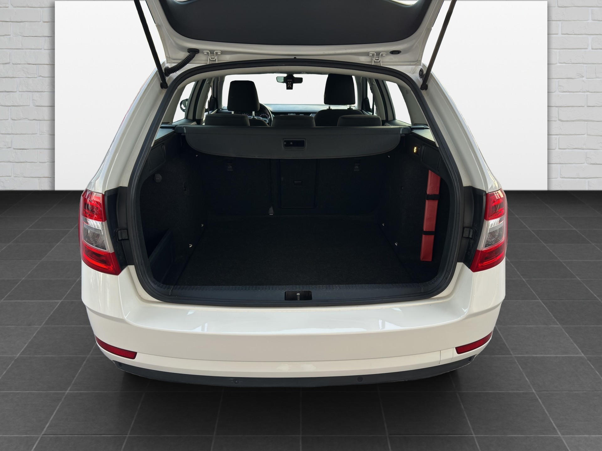 SKODA Octavia Combi 1.6 TDI Ambition DSG-image-14