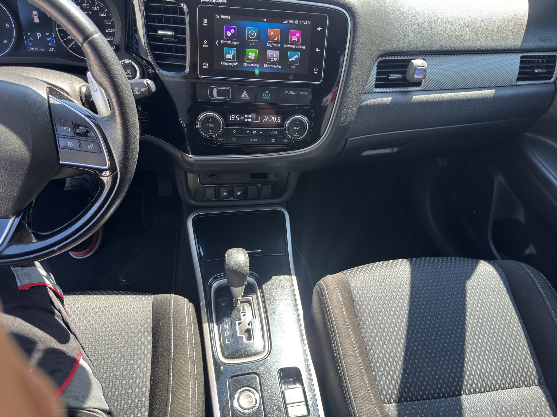 MITSUBISHI Outlander 2.2 DID Style Anniversary 4WD Automatic-image-12