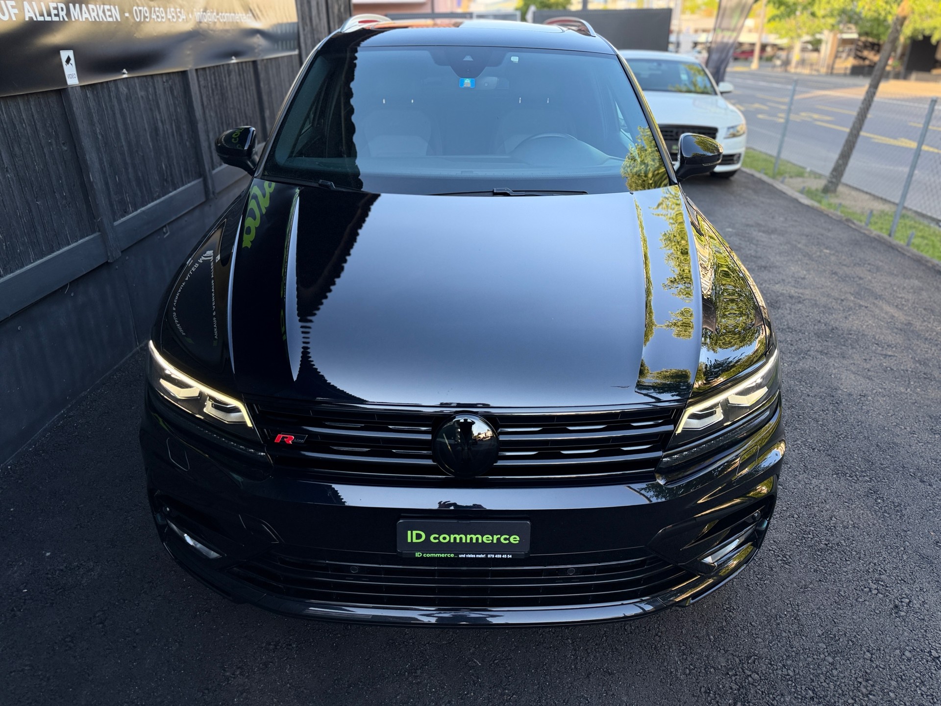 VW R-Line 2.0TSI-showroom-element-1