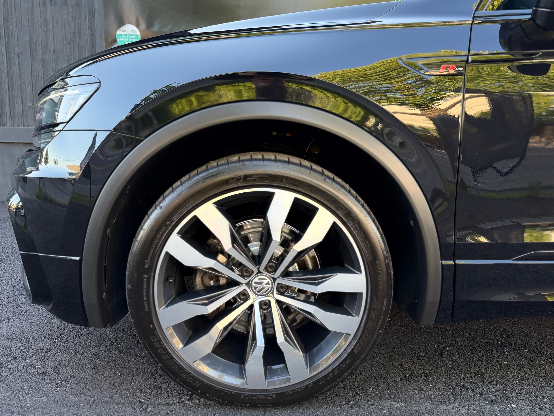 VW R-Line 2.0TSI-showroom-element-3